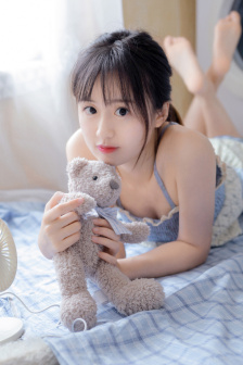 老头边吃奶边弄进去呻吟